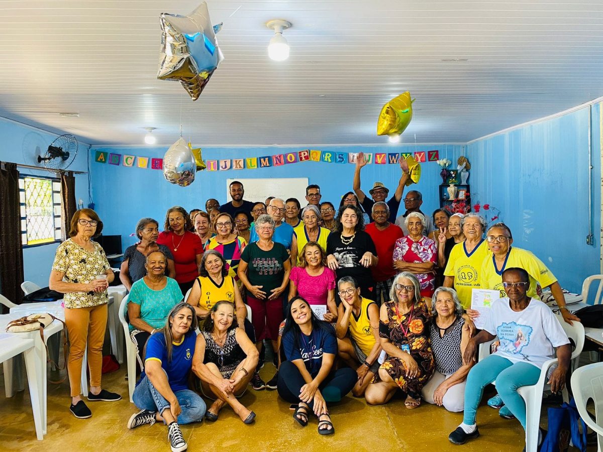 idosos e equipe da ASMAC